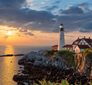 Leuchtturm am Portland Head Light an der K&uuml;ste von Maine, USA, bei Sonnenuntergang.