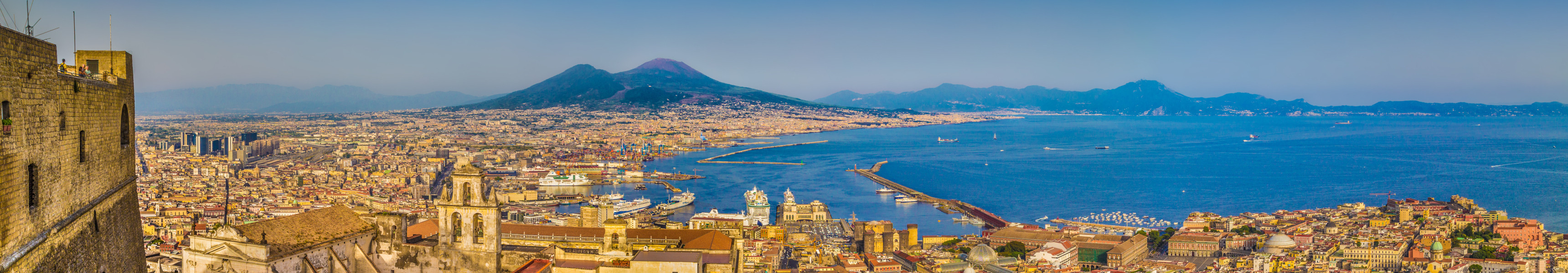 Panoramablick auf Neapel mit dem Vesuv im Hintergrund und dem Hafen am Tyrrhenischen Meer