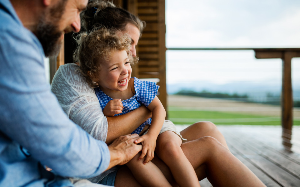 Glückliche Familie im Hotel