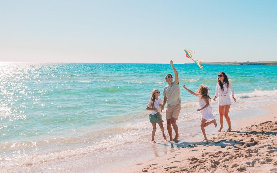 Herbsturlaub mit der Familie am Strand