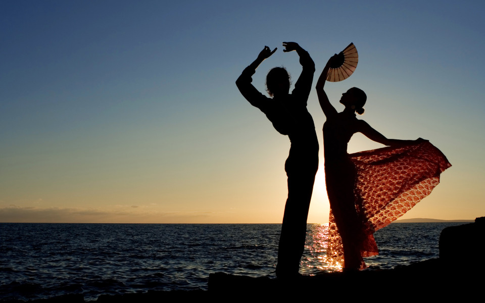 Paar feiert das Feria de Abril in Sevilla mit einem Tanz