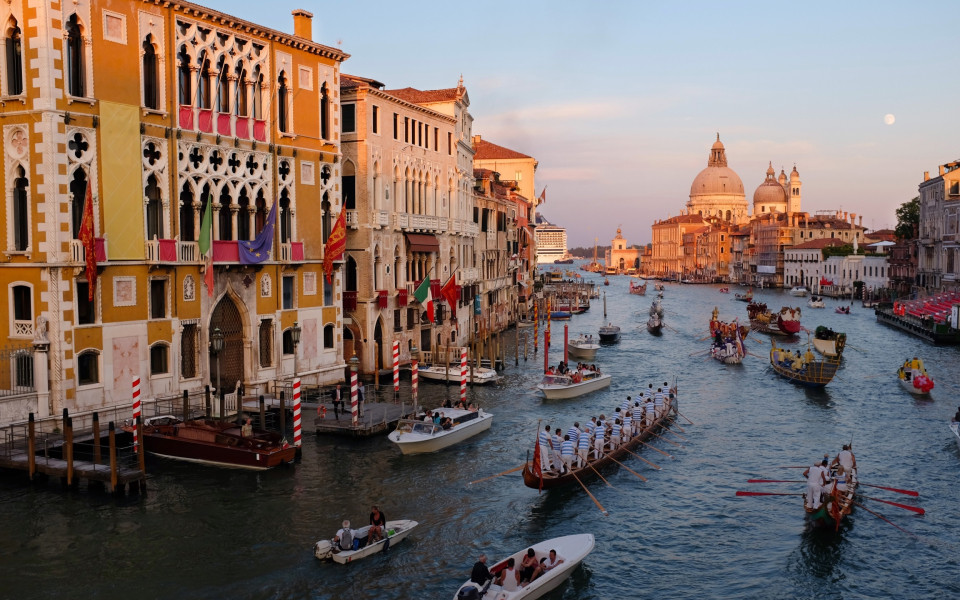 Traditionelles Ruderfest mit vielen Booten auf dem Canal Grande in Venedig 
