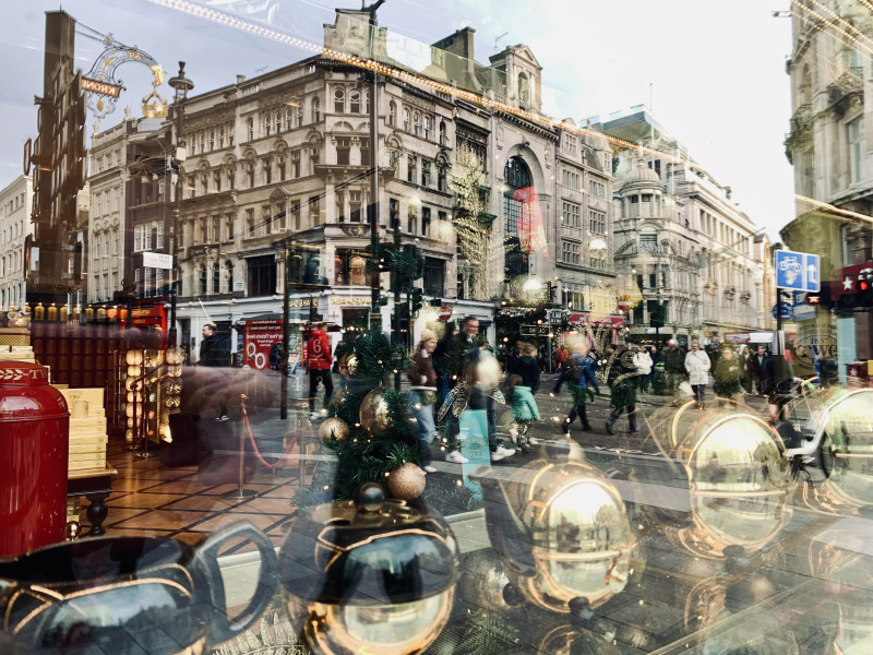 Weihnachtliche Stimmung und Dekoration in London